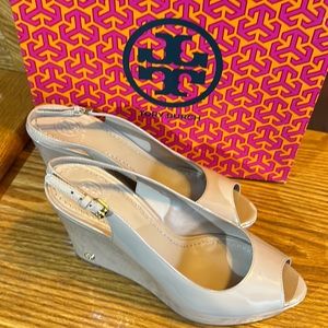 Tory Burch❤️Cassidy wedge sandal, patent leather color beige size 8.5 W/Box